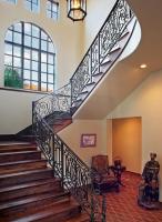 Деревянная лестница на второй этаж