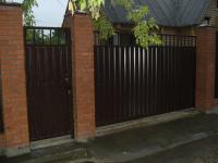 Металлические ворота частично зашитые профнастилом