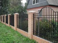 Сварной забор на кирпичных столбах