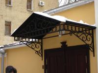 Кованый козырек с треугольной крышей