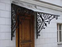 Односкатный кованый козырек