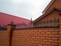 Металлическая вставка в верхнюю часть забора