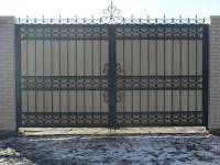 Кованые ворота с заполнением ДПК доской